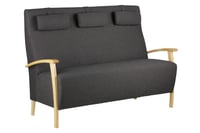 Seniorikäyttöön soveltuva puurunkoinen ja -käsinojallinen Aino-sohva viehättää ajattoman kauniilla muotokielellään.