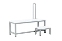 Muksu-pukemispenkki tekee päiväkodin arjesta ergonomisempaa, kun aikuiset voivat lasta pukiessa istua pukemispenkillä.