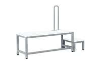 Muksu-pukemispenkki tekee päiväkodin arjesta ergonomisempaa, kun aikuiset voivat lasta pukiessa istua pukemispenkillä.