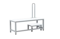 Muksu-pukemispenkki tekee päiväkodin arjesta ergonomisempaa, kun aikuiset voivat lasta pukiessa istua pukemispenkillä.