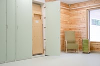 Muksu-kaappivuoteen ovien värit saa valittua asiakkaan tarpeiden ja toiveiden mukaan.
